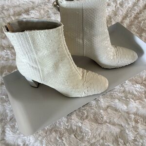 Alexandre Birman Cream Textured Ankle Boots